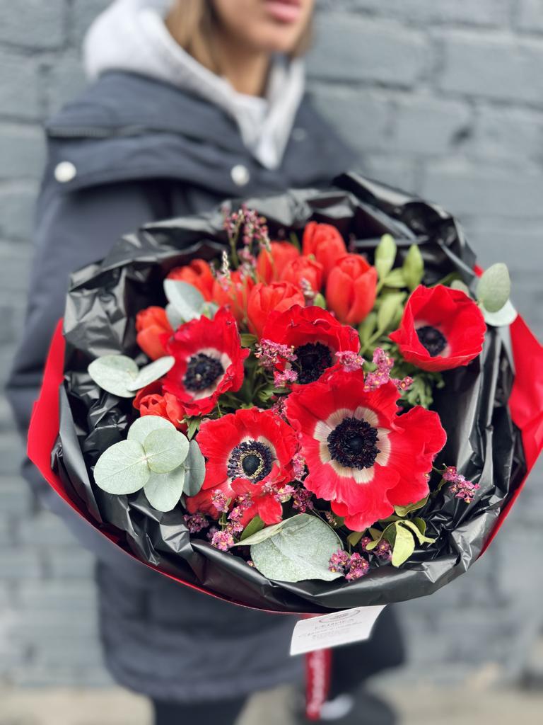 Красный букет с анемонами