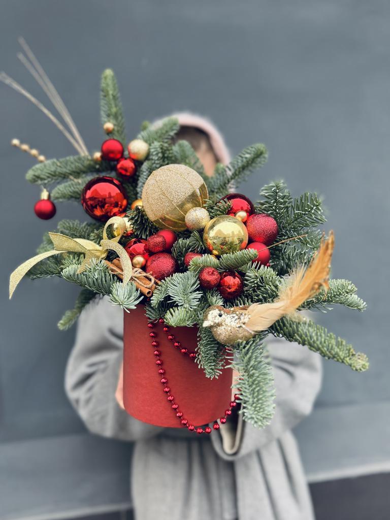 Новогодняя композиция в красно-золотой гамме