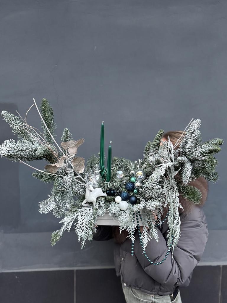 Изумрудная новогодняя композиция со свечами