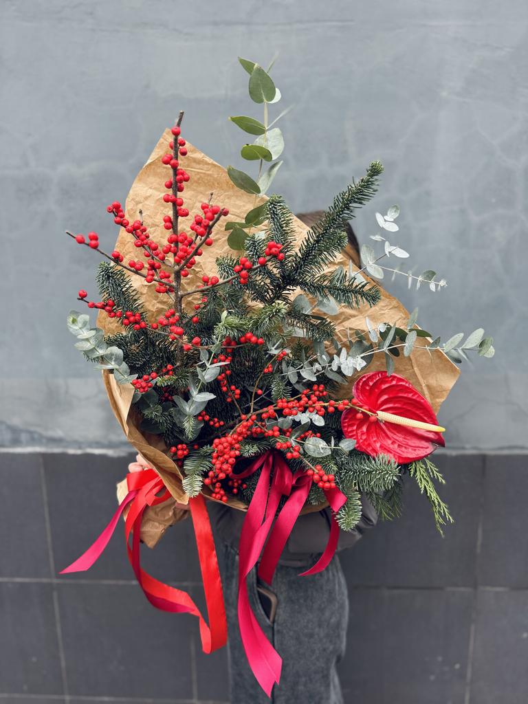 Букет с илексом и антуриумом