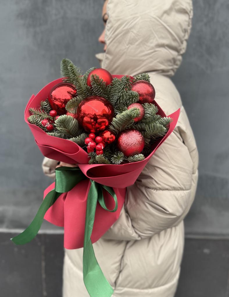 Новогодний букет с красными елочными шарами