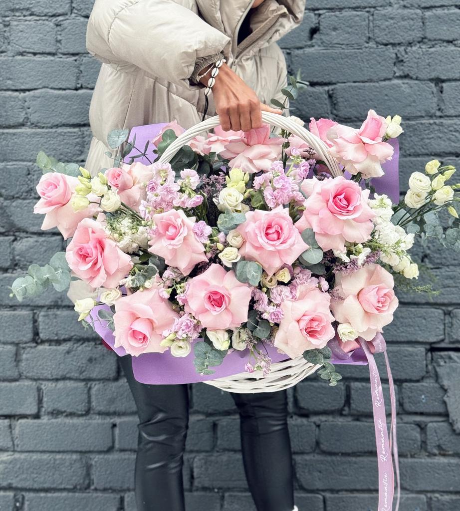 Корзина с маттиолой и французской розой