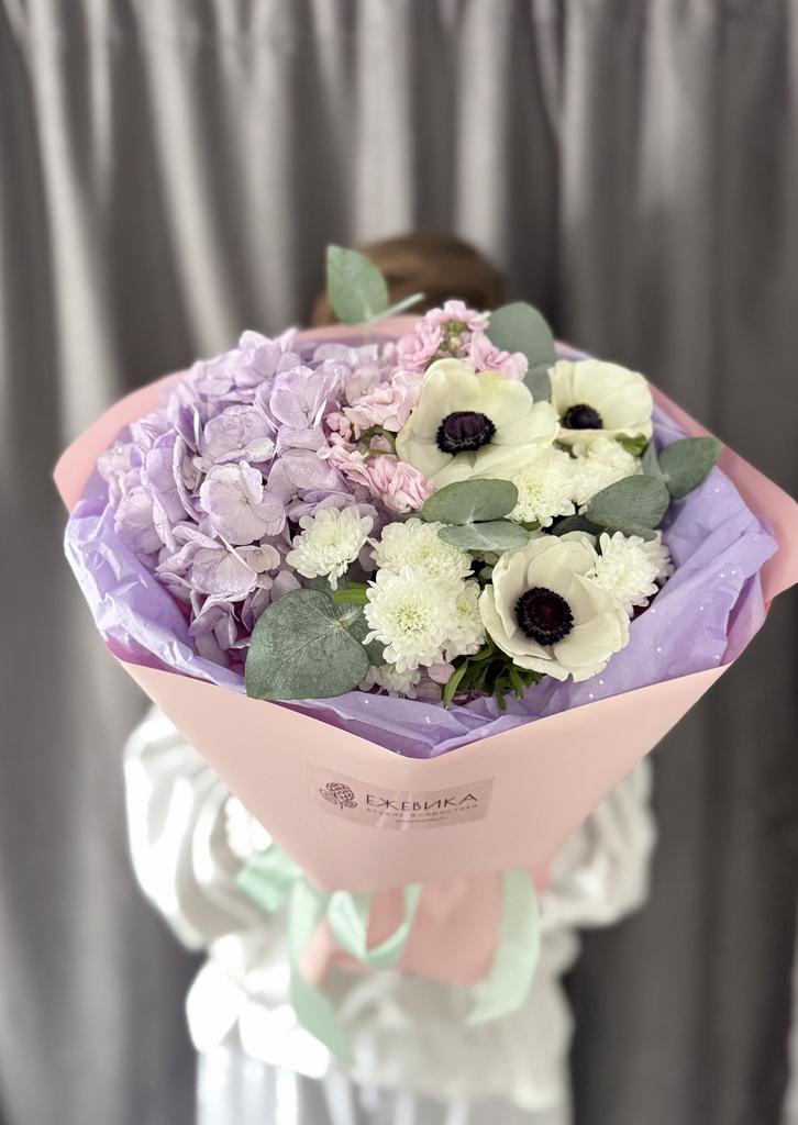 Анемоны с гортензией