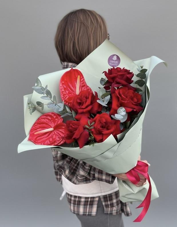 Букет с красными розами и антуриумом