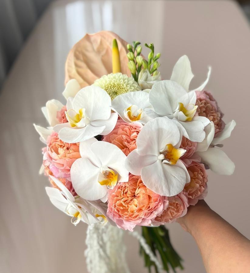 Букет невесты с антуриумом и амарантом