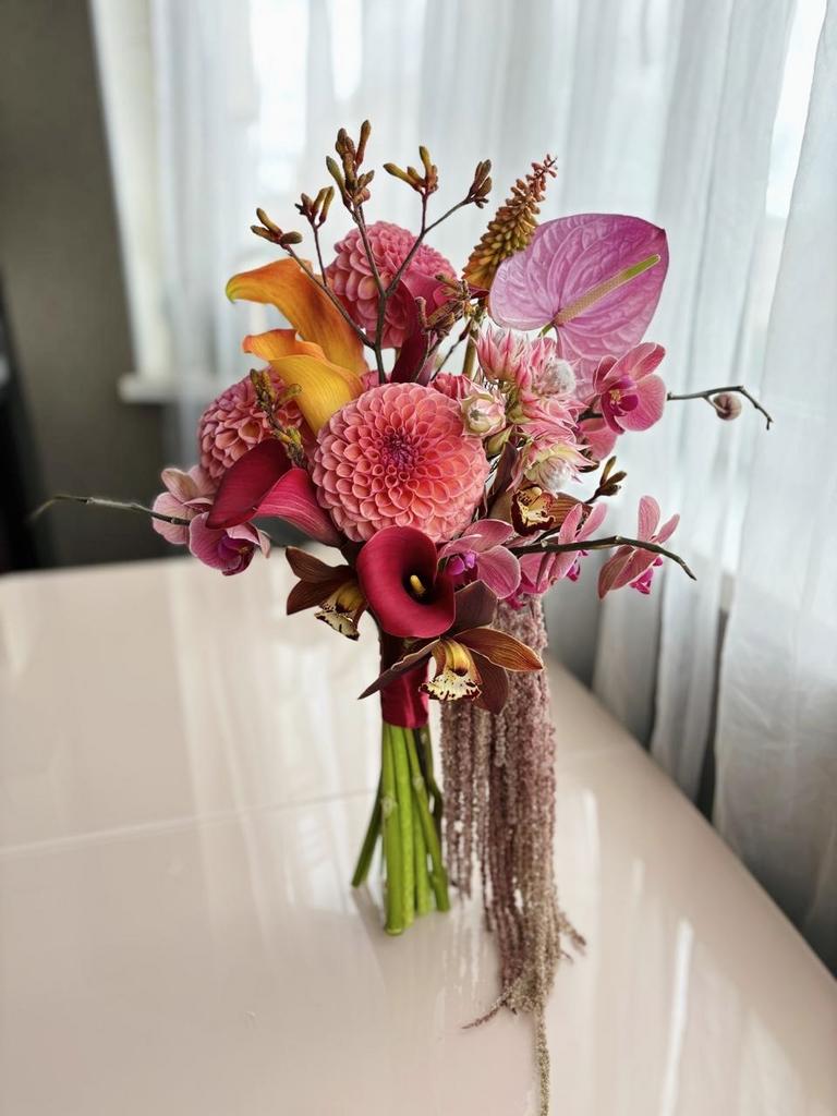 Букет невесты с антуриумом и амарантом в яркой гамме