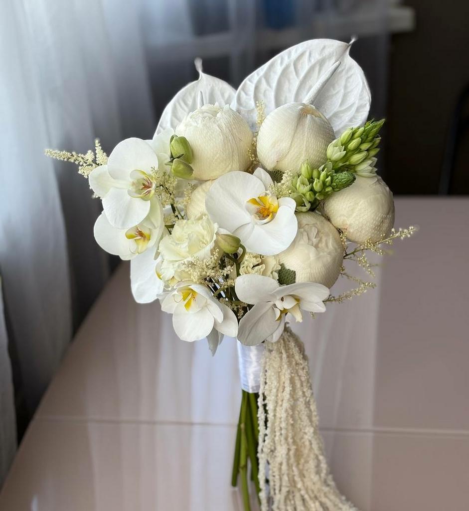 Букет с амарантом антуриумом и пионами