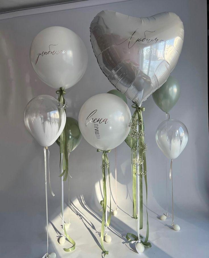8 марта шары  белый с зеленью
