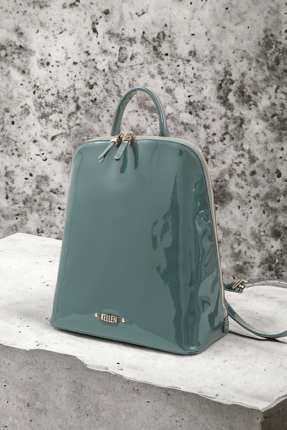Рюкзак с патчем с именной гравировкой KELLEN из лаковой кожи зелёного цвета