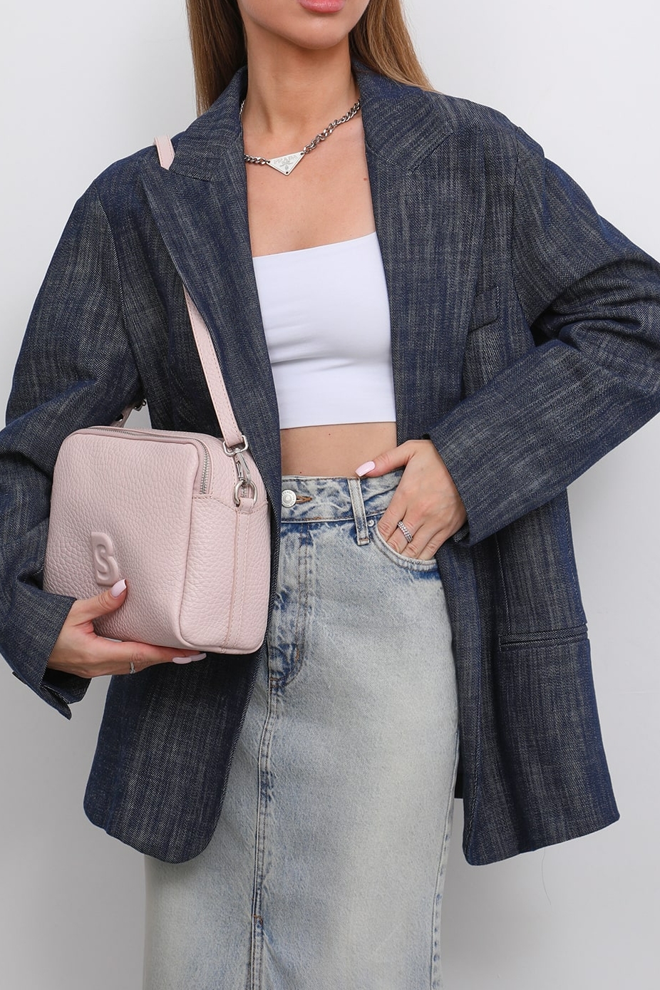 Кросс-боди с тремя отделениями и рельефной монограммой Sara Burglar в оттенке nude