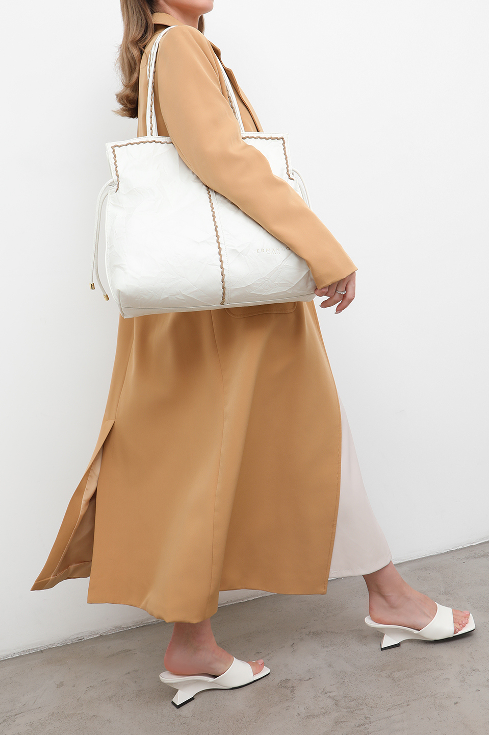 Сумка-тоут с длинными ручками и объёмной строчкой от ERMANNO FIRENZE в белом цвете