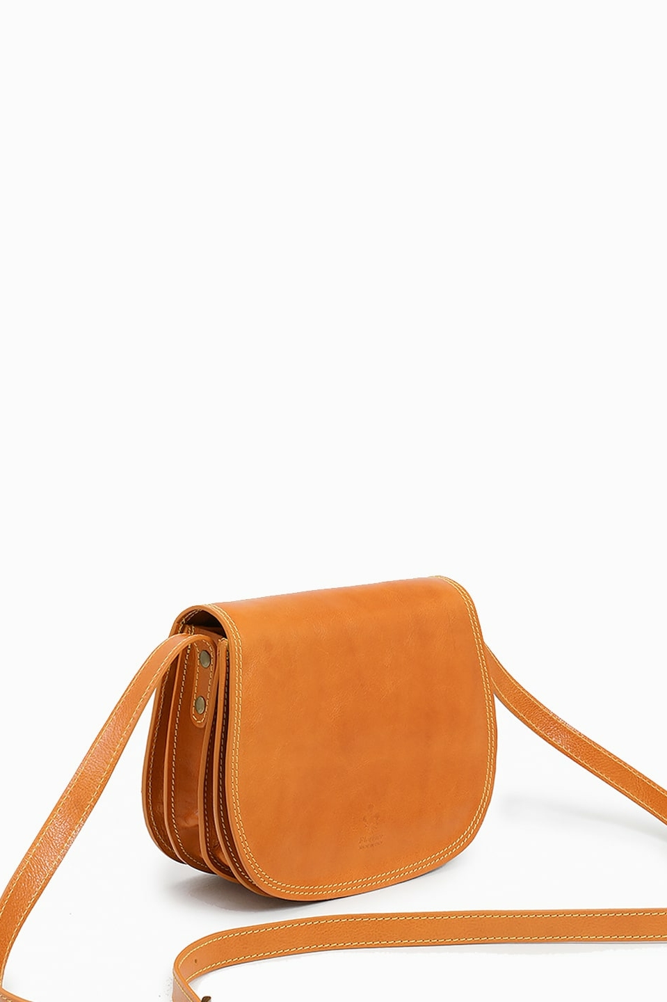 Полукруглая кросс-боди с регулируемым ремнём от FOLLE из кожи vacchetta оттенка охры