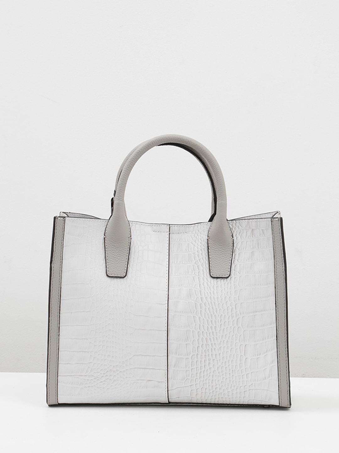 Сумка-тоут в размере М с именной гравировкой Vanessa Scani из кожи под крокодила белого цвета