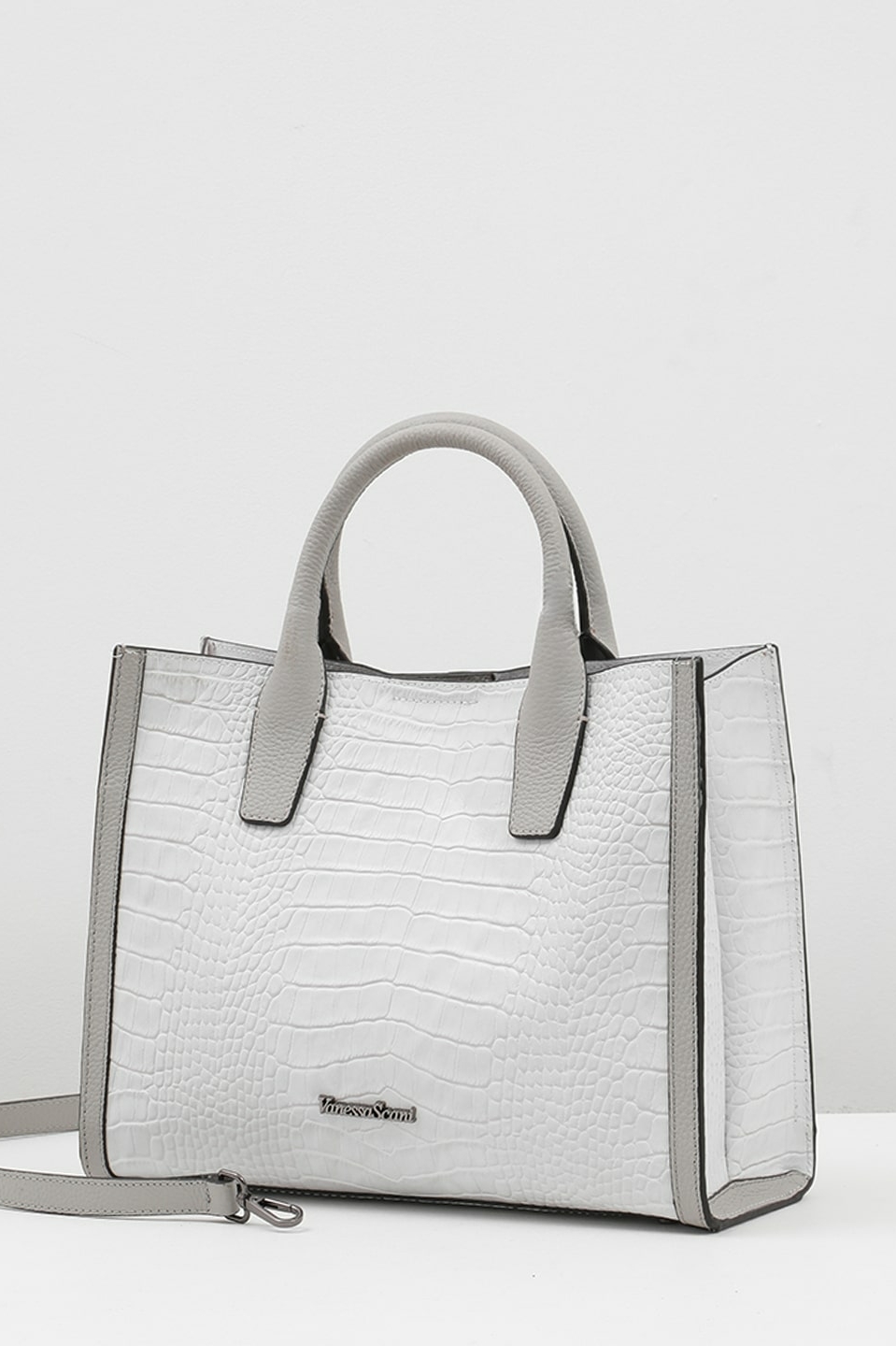 Сумка-тоут в размере М с именной гравировкой Vanessa Scani из кожи под крокодила белого цвета