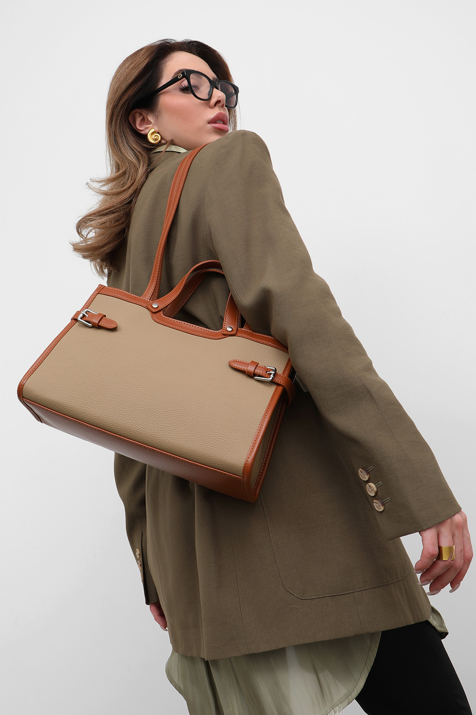 Сумка с двумя парами ручек и контрастными вставками от IVORY оттенка тауп