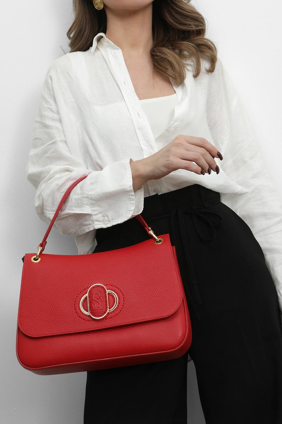 Сумка-сэтчел в размере М с именным подкладом от Carlo Salvatelli в алом оттенке rosso