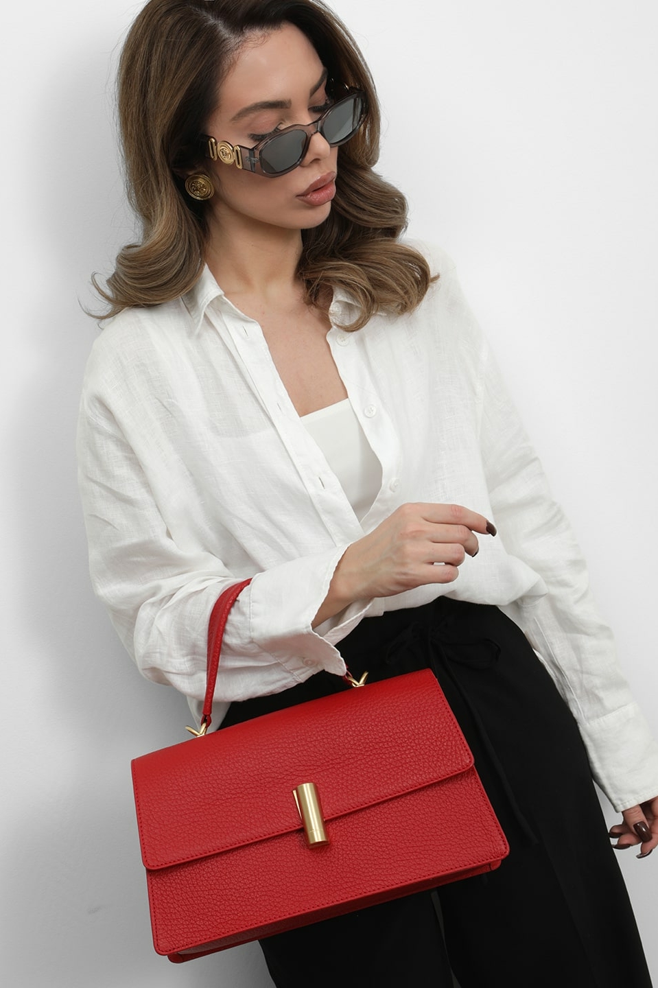 Сумка-портфель с цилиндрическим замком от ARCADIA из крупнозернистой кожи красного цвета