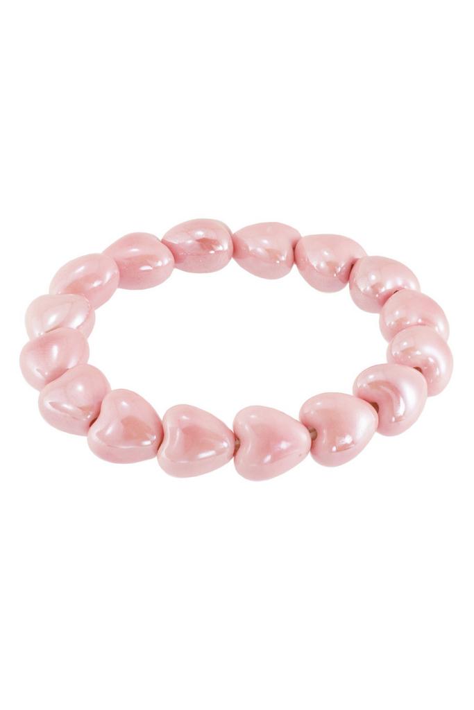Браслет Love Story из розовых керамических бусин в виде сердца