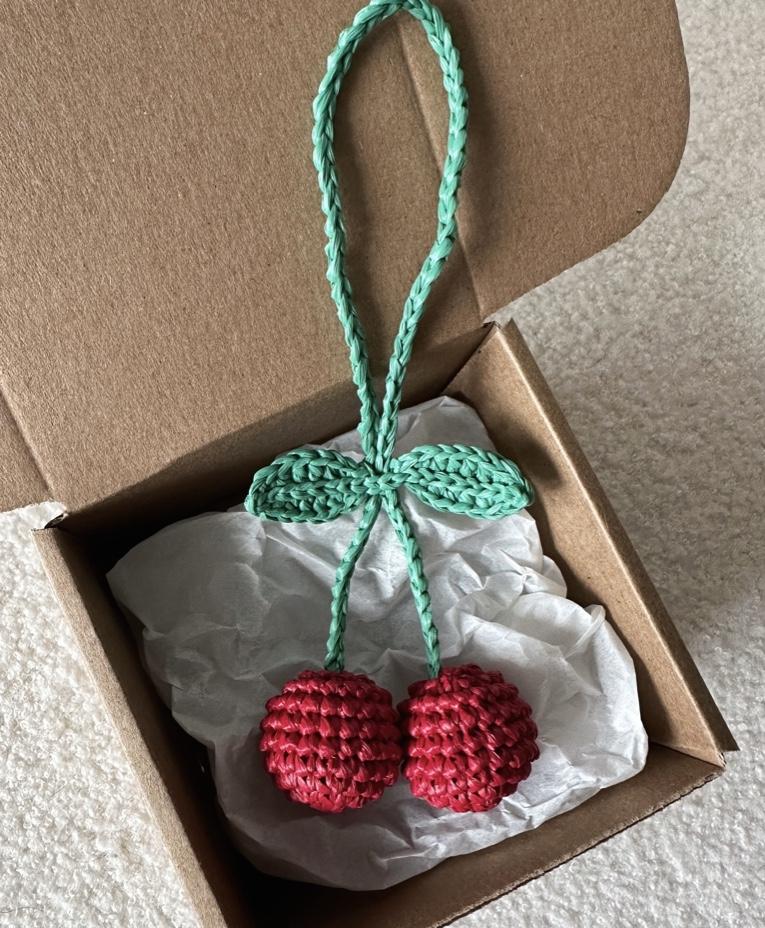 МК Брелок из рафии ВИШНИ