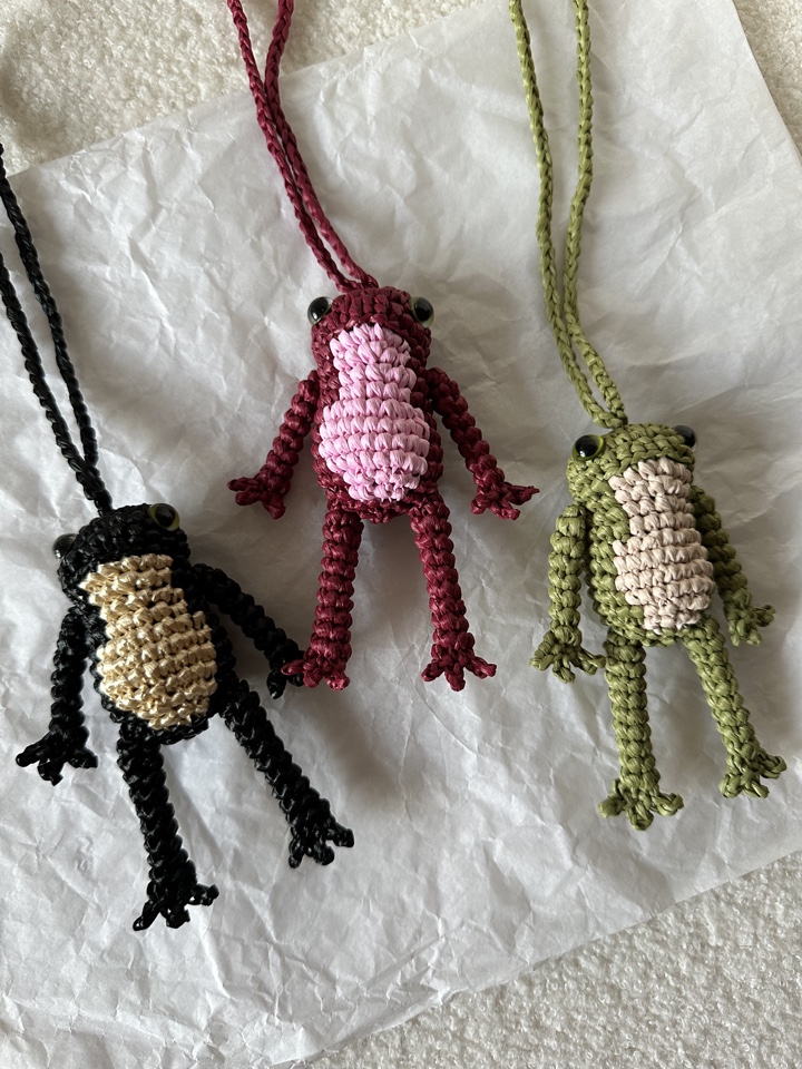 МК Брелок из рафии ЛЯГУШОНОК