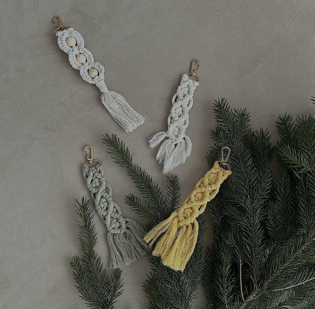 Брелок макраме с деревянными вставками