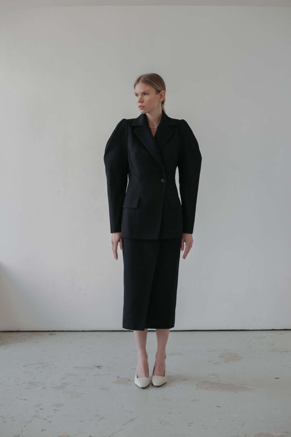 Приталенный Жакет с акцентным рукавом "Черная Роза"