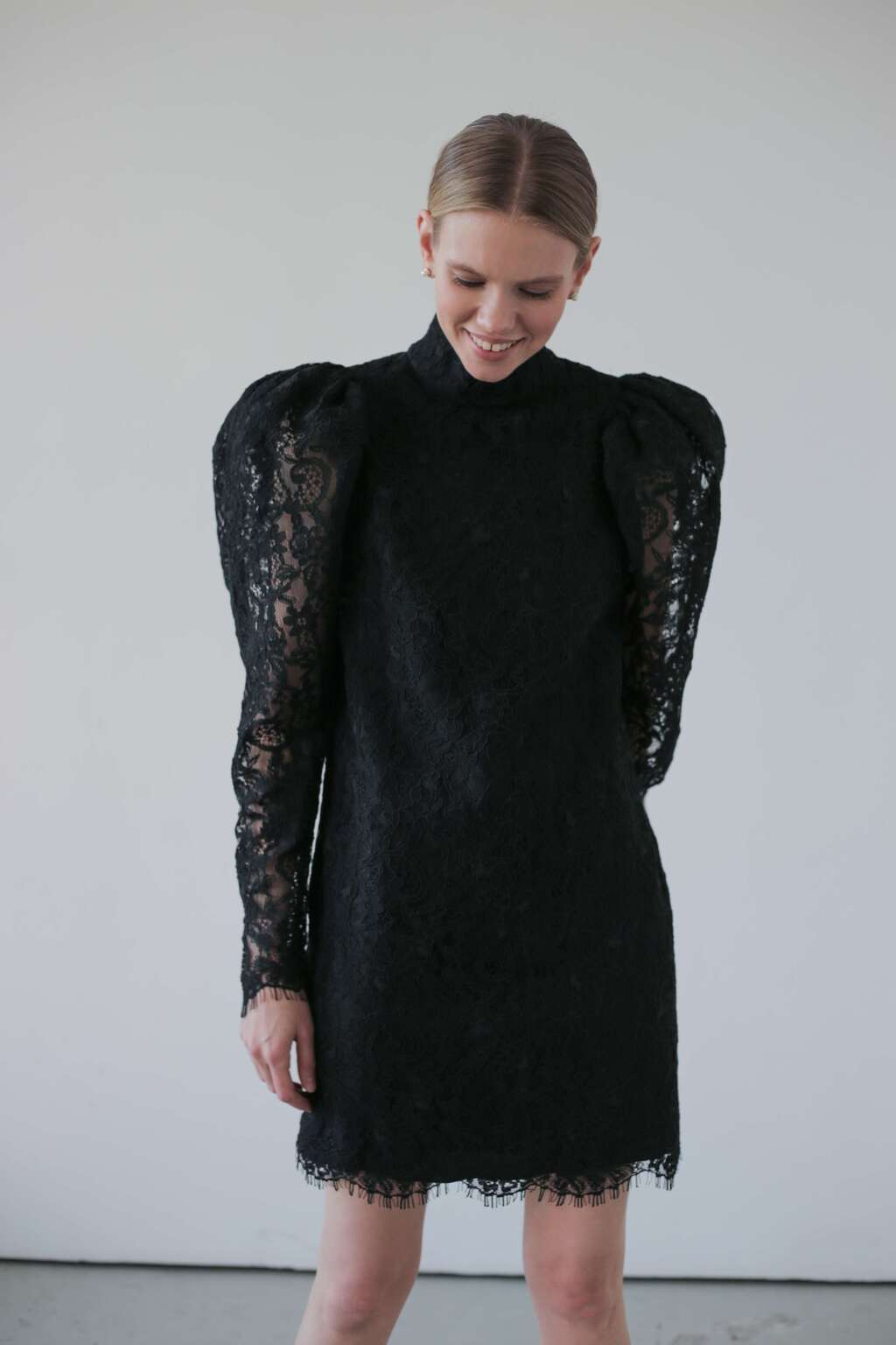 Платье мини из фактурного кружева "Пряный Ликер"