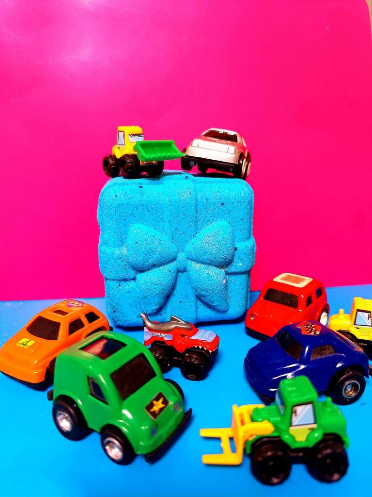 Бомбочка "Подарок" с игрушкой внутри для мальчиков Nyash Nyash