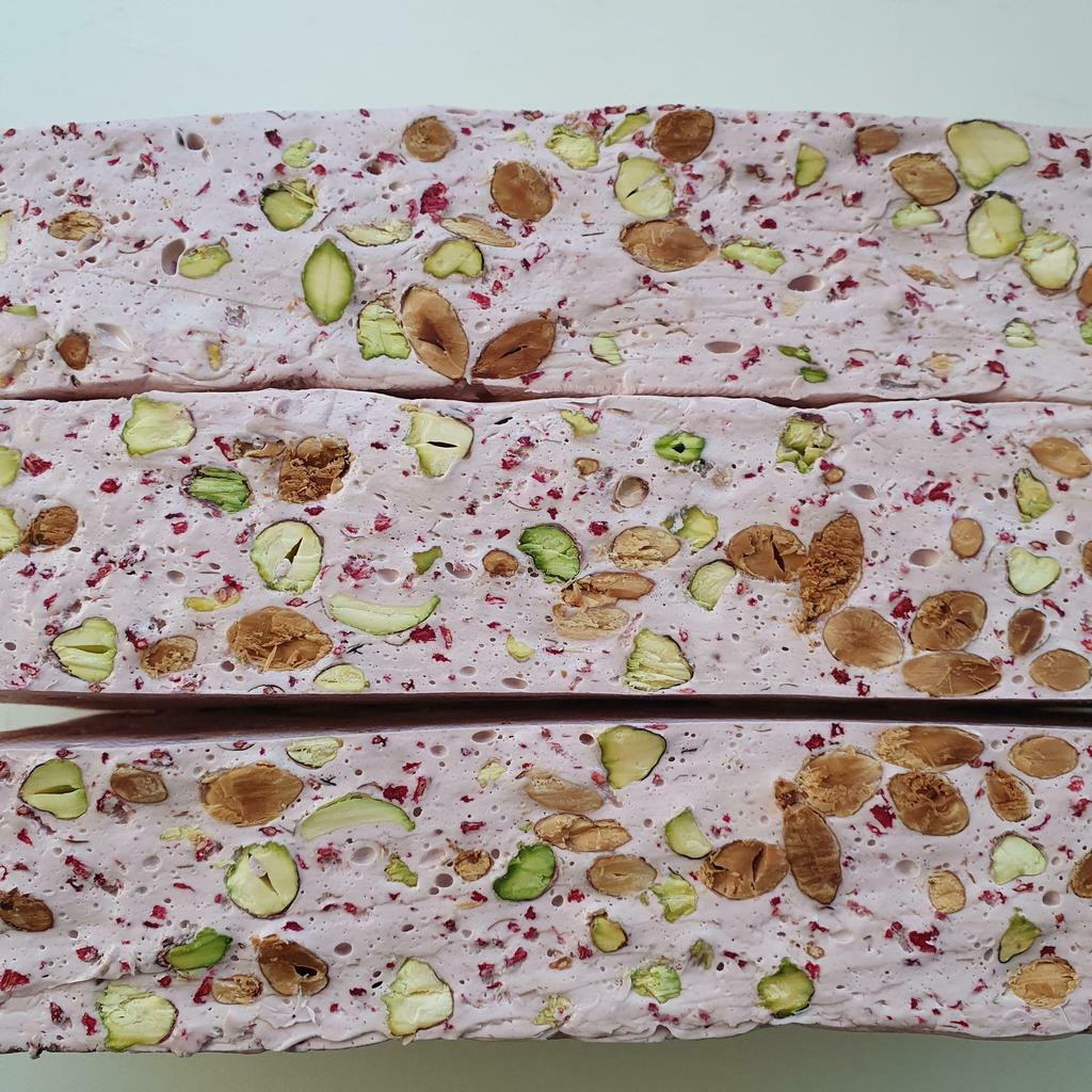 Нуга  малиновая с  фундуком, малиной и  миндалем