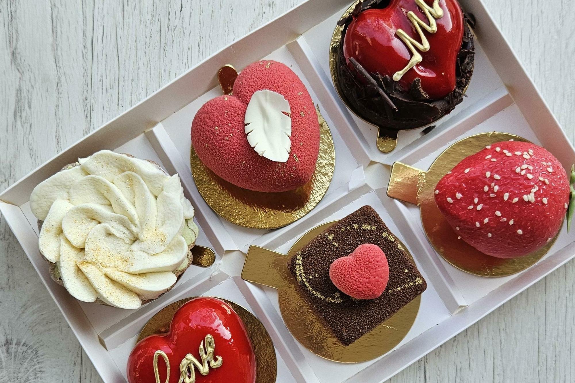 Набор  пирожных ассорти к 14 февраля