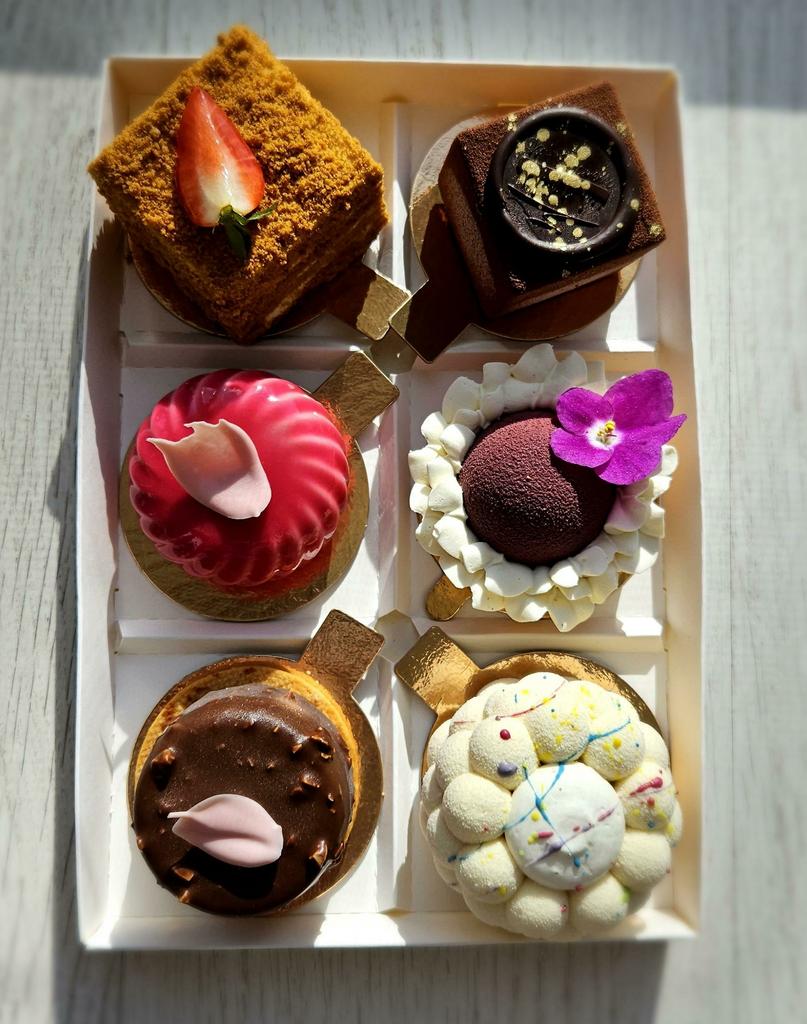 Набор  пирожных ассорти к 8  марта