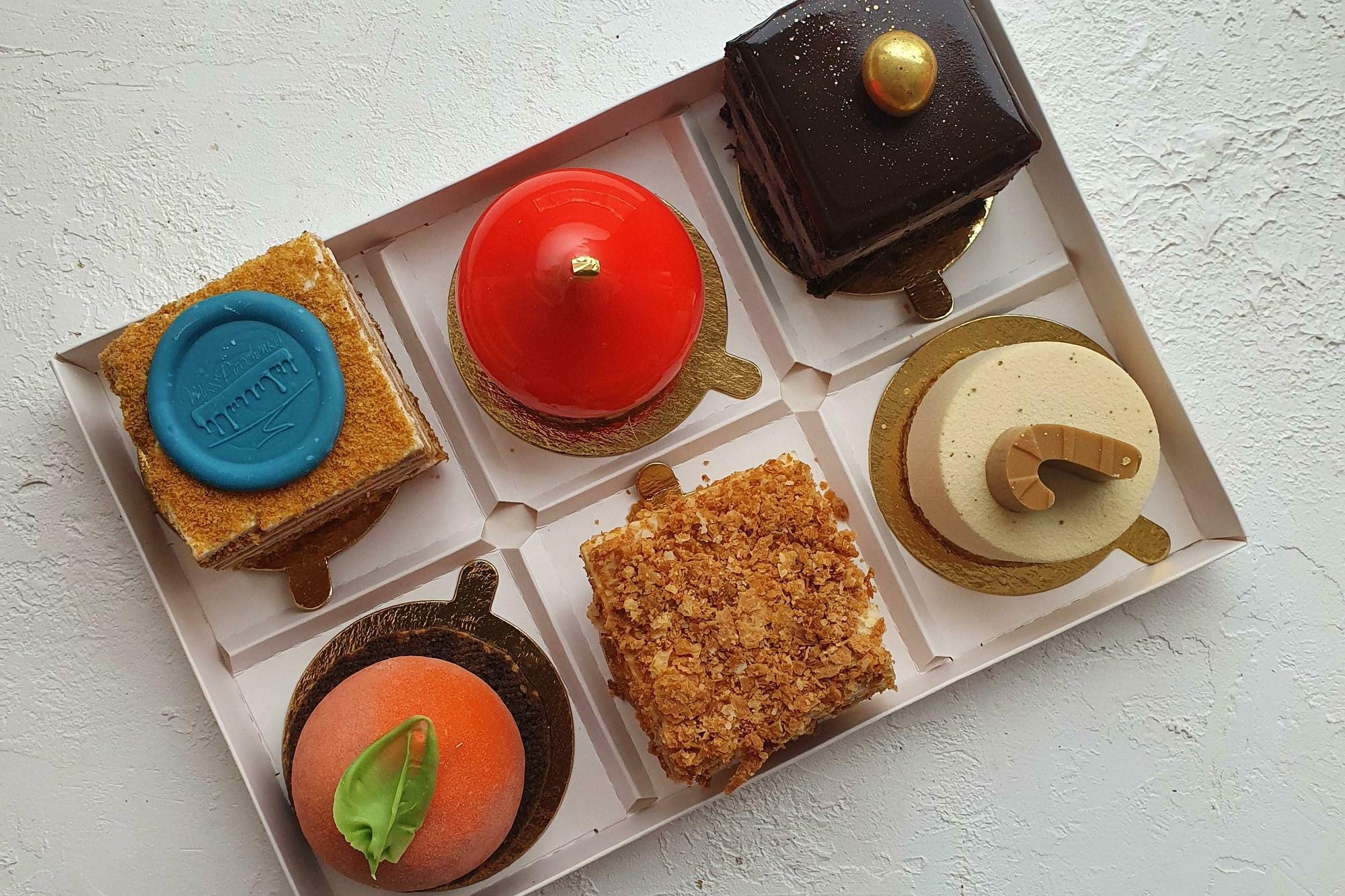 Набор  пирожных к Рождеству и Новому году