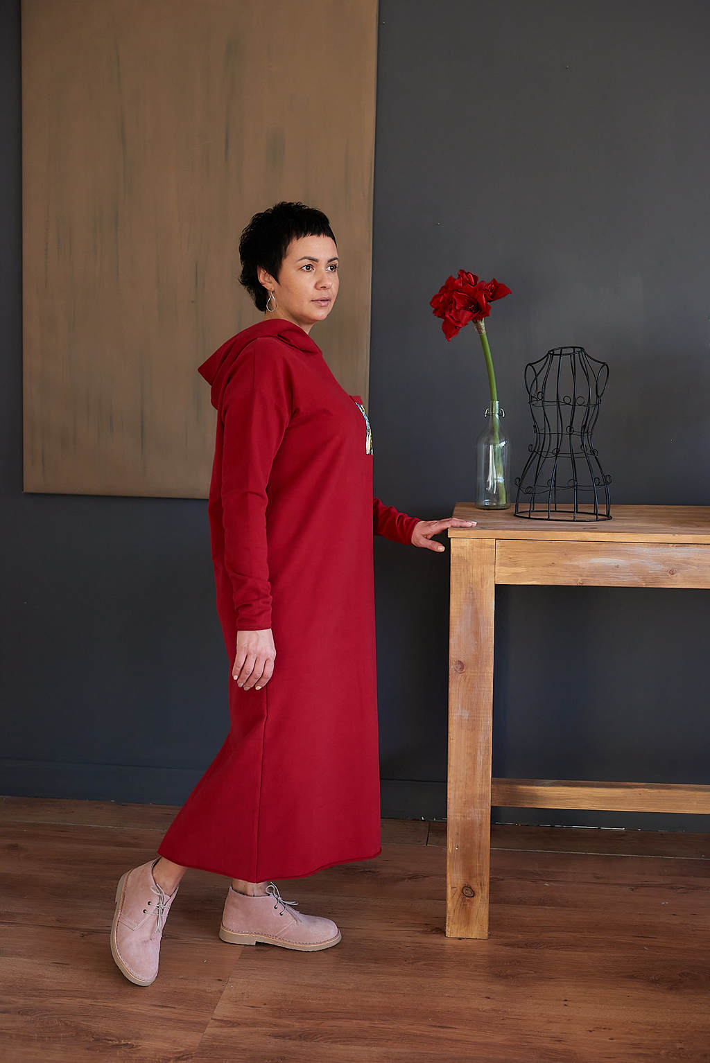 Платье с капюшоном и карманом красное