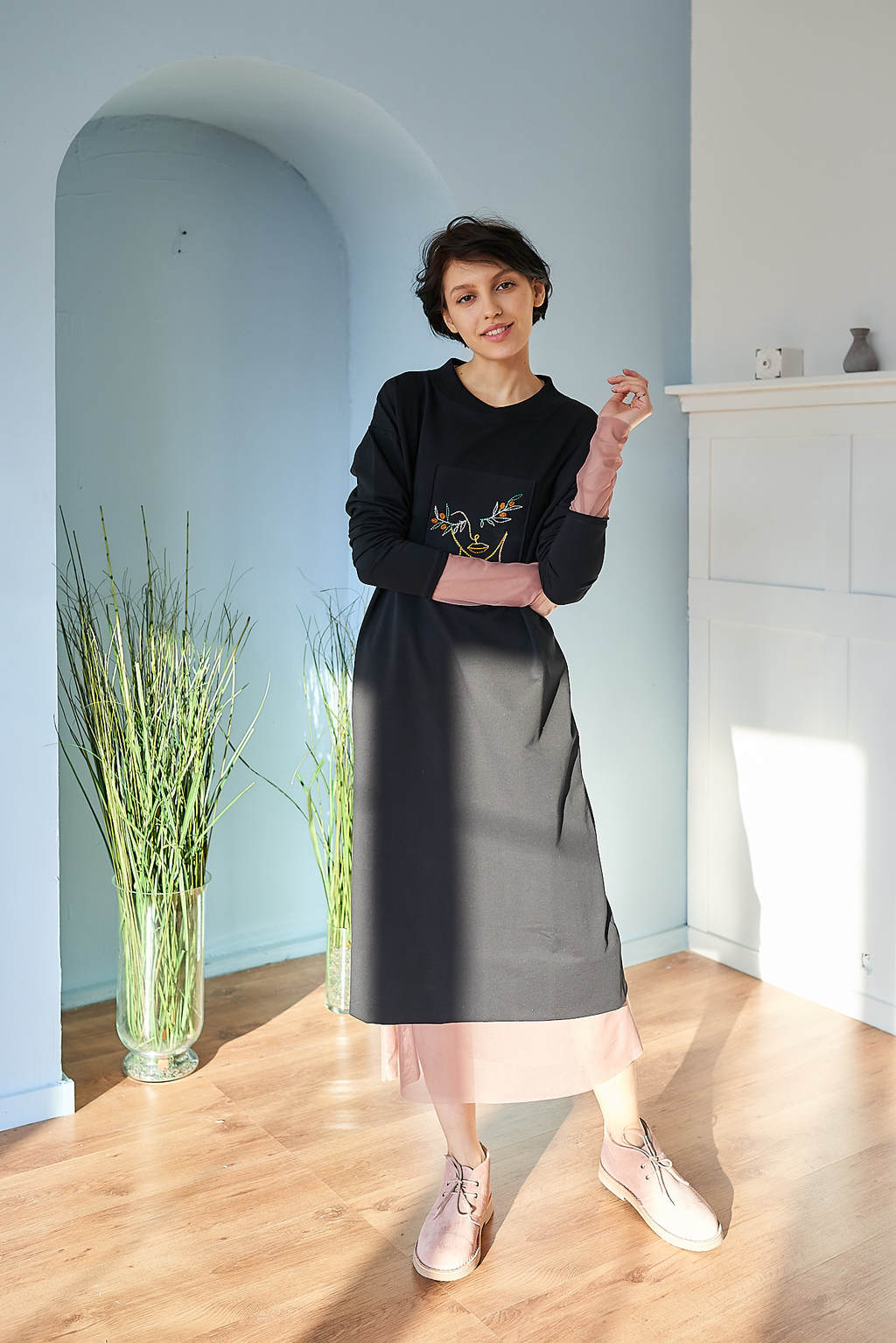 Платье с вышивкой черное