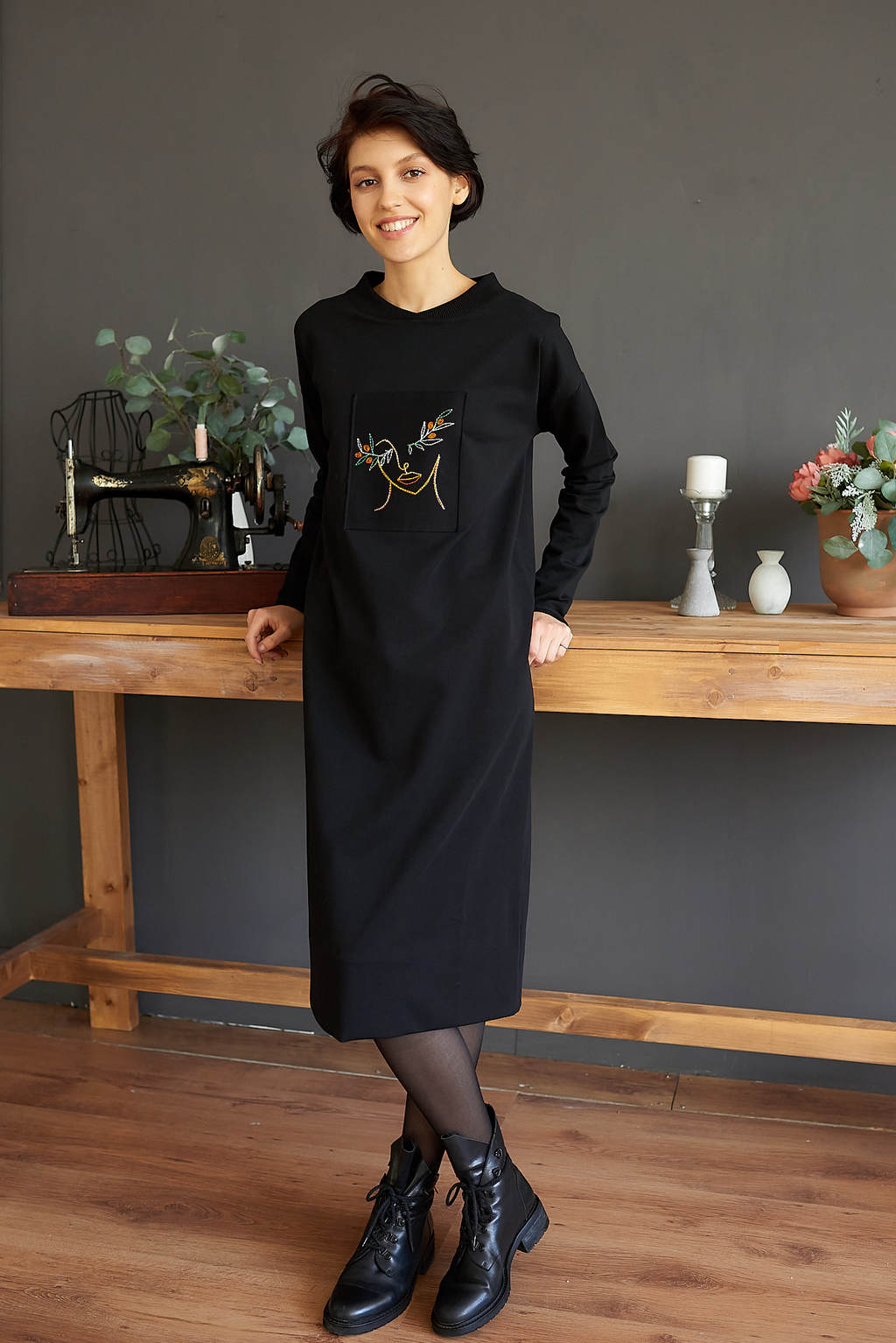 Платье с вышивкой черное