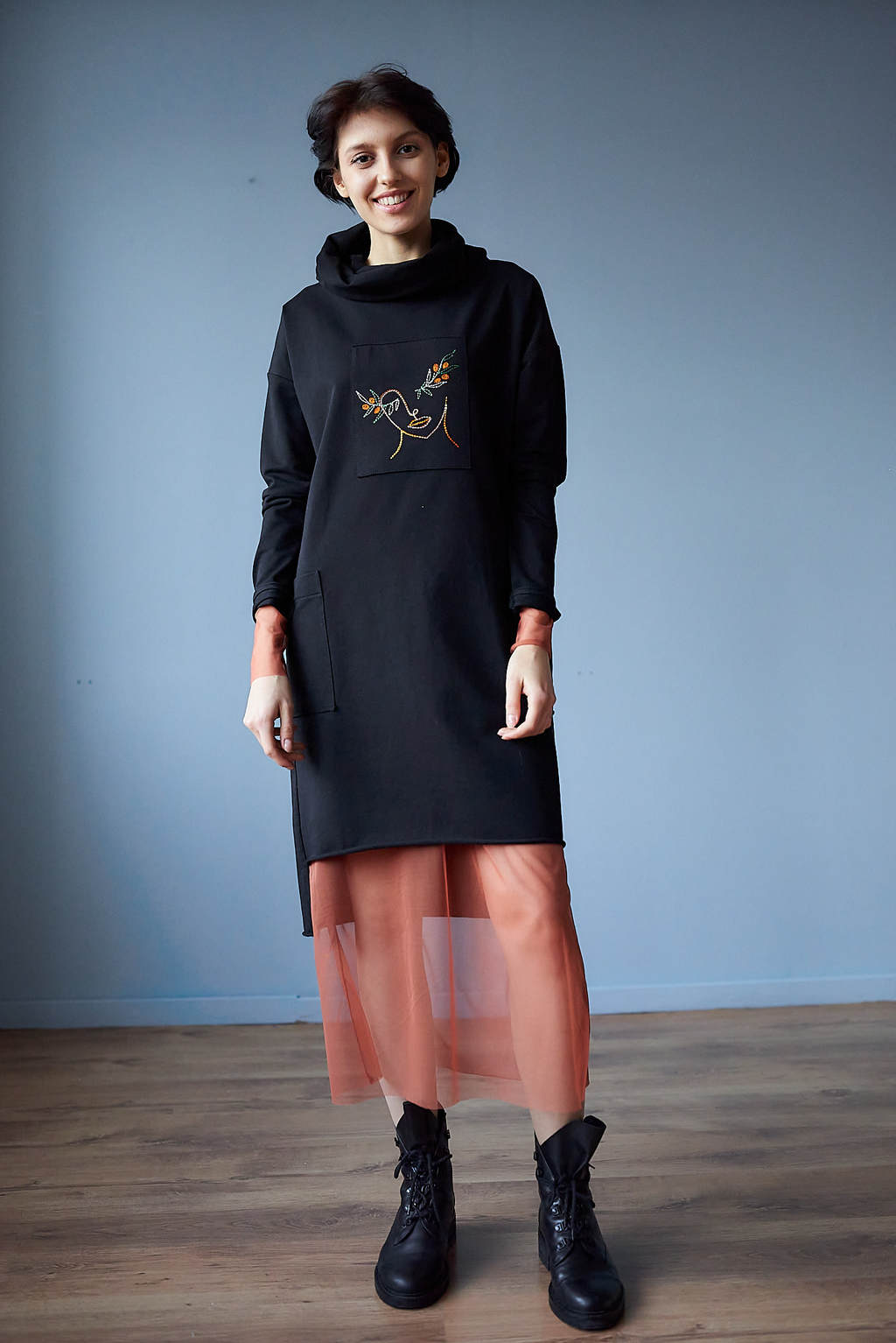 Платье с хомутом и вышивкой черное