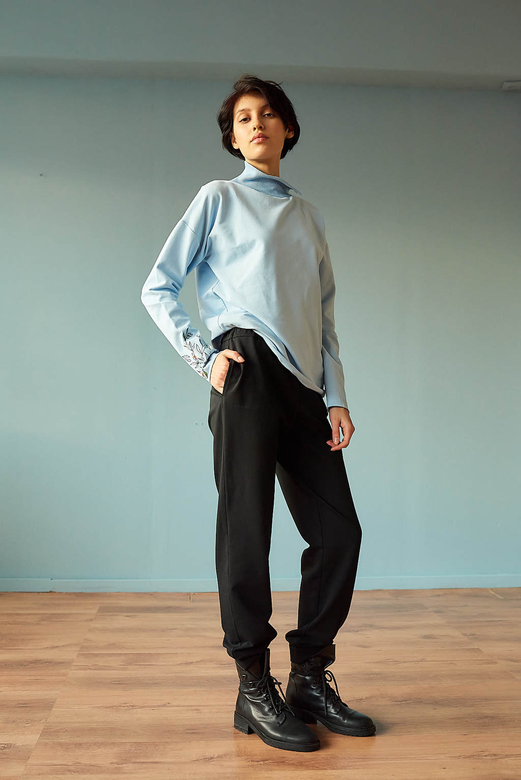 Брюки с манжетами черные