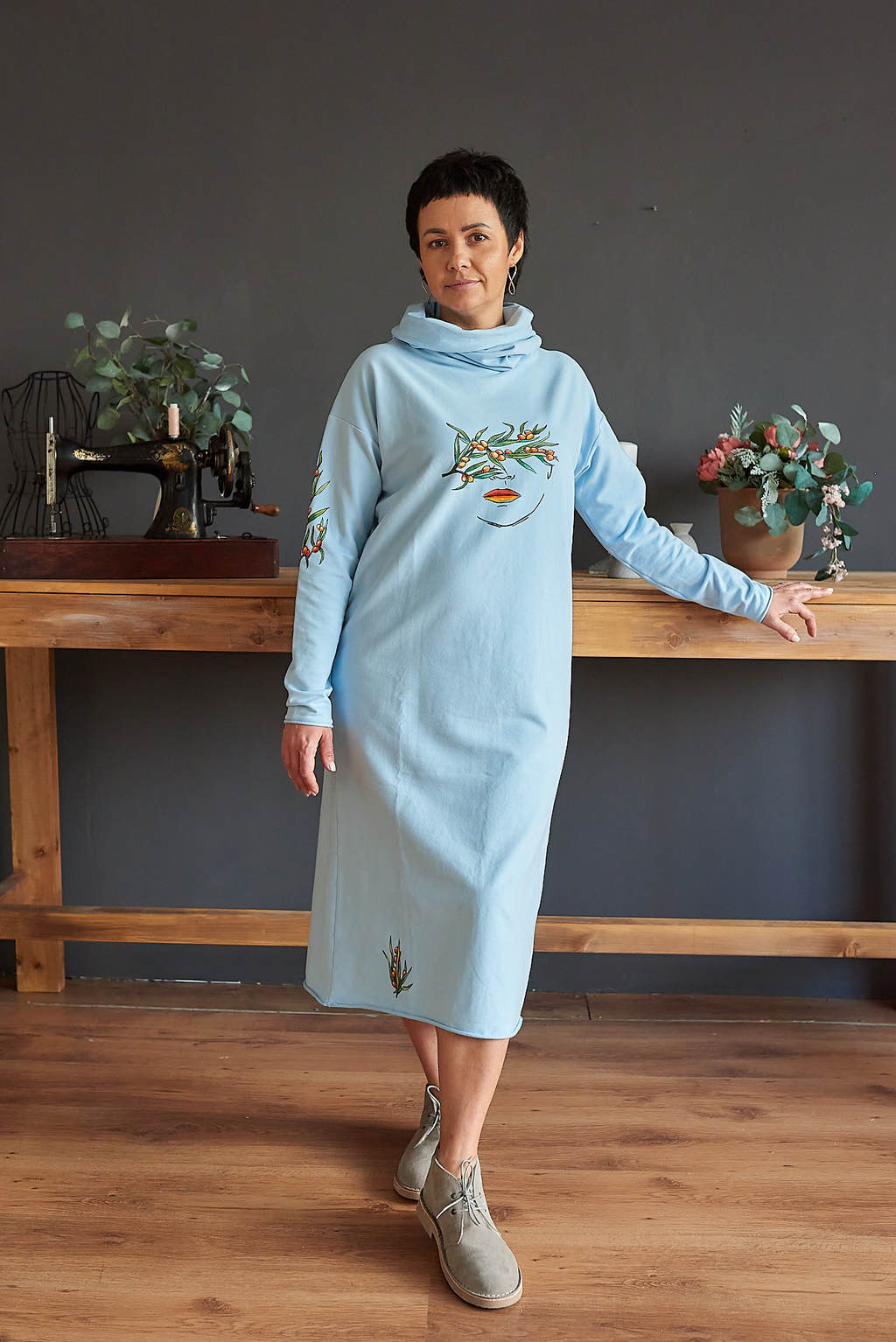 Платье с хомутом и росписью голубое