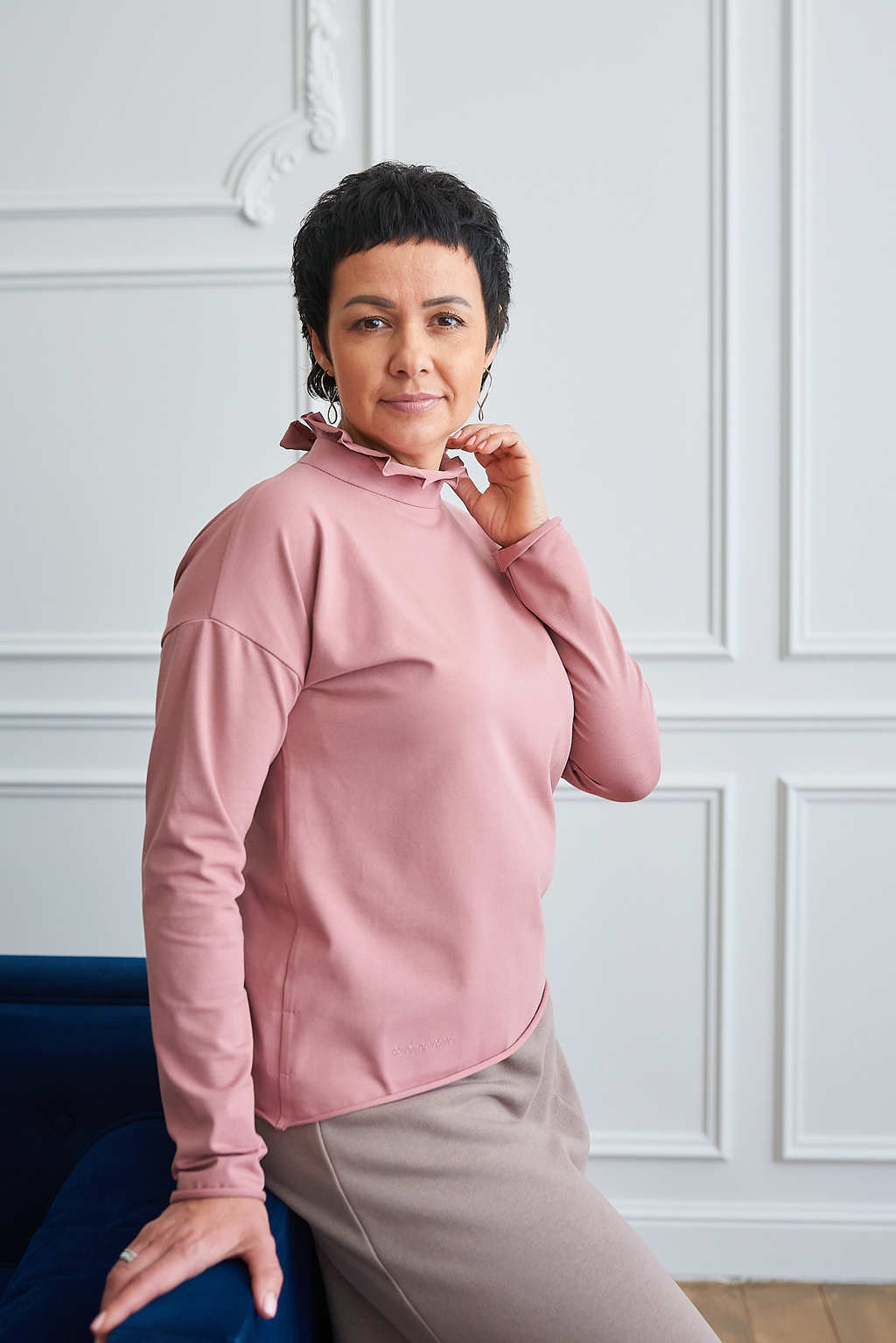 Футболка с длинным рукавом воротник с рюшей пудра