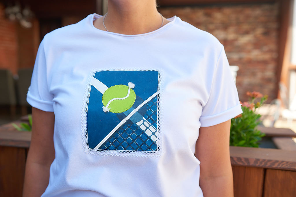 Футболка с аппликацией белая