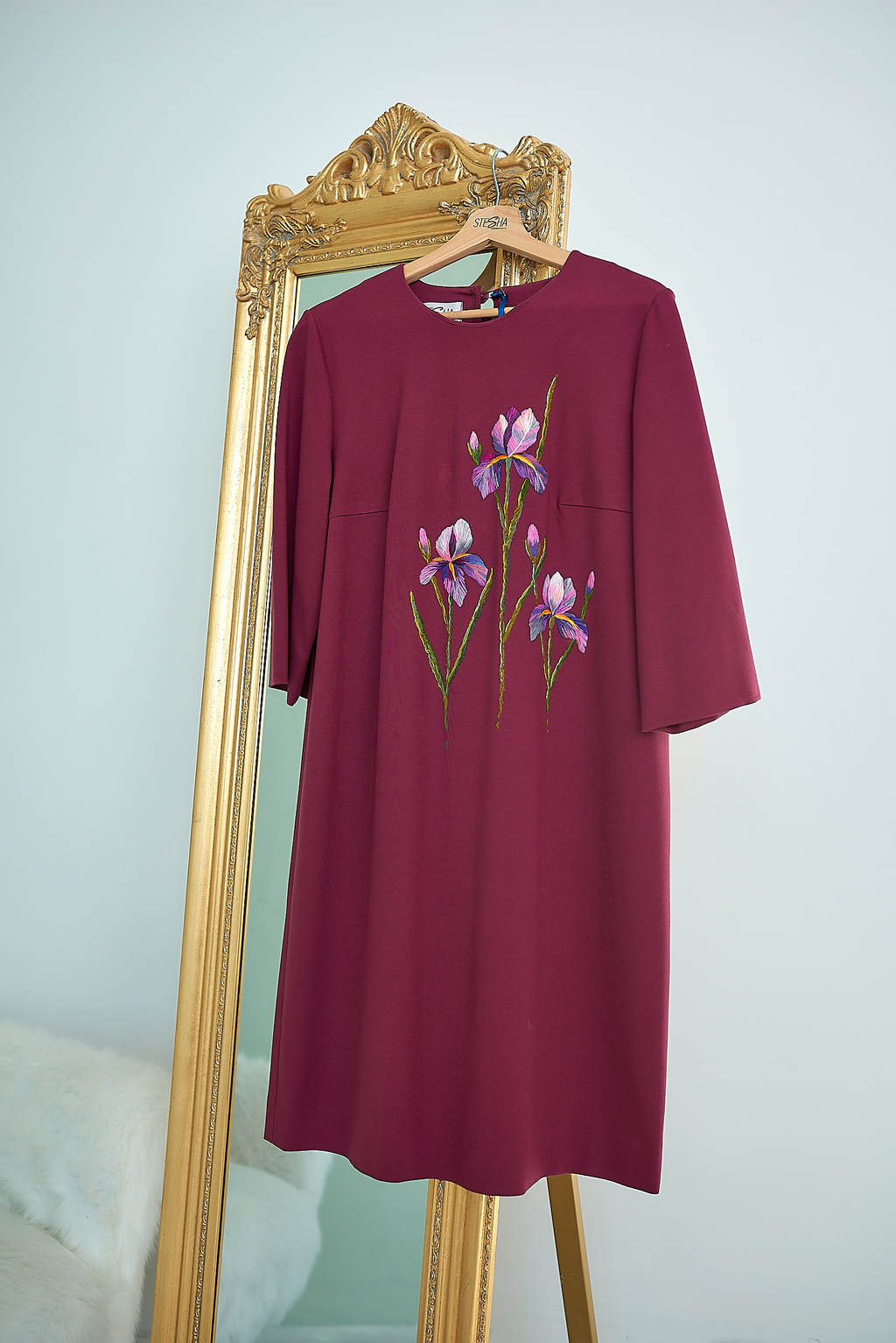 Платье с вышивкой бордовое