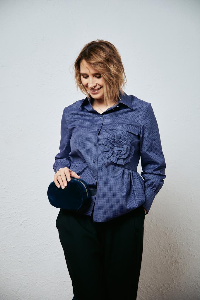 Блузка с цветком фиолетовая