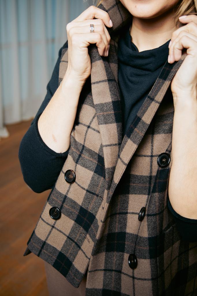 Жилет в клетку коричневый