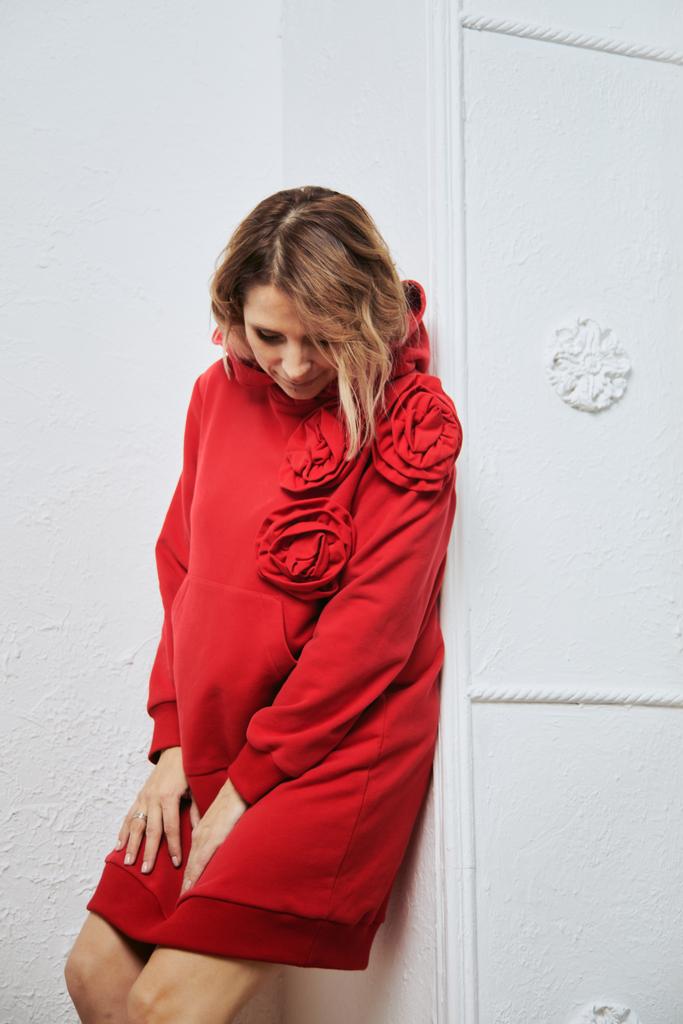 Платье с цветами красное