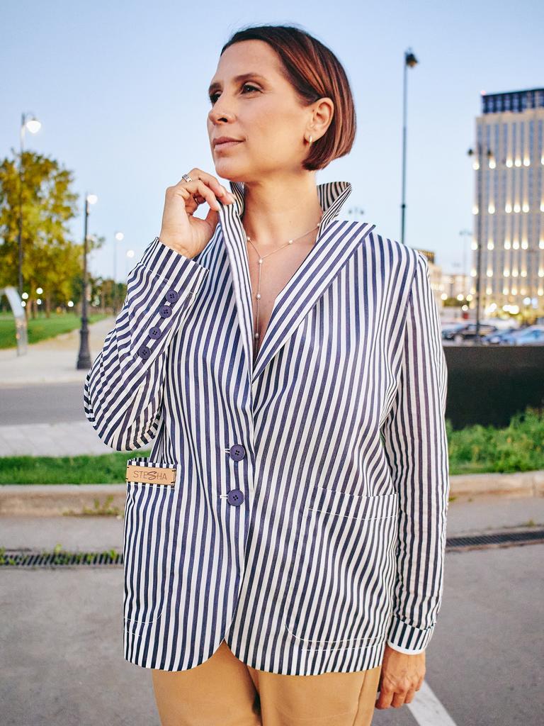 Жакет с черно-белую полоску