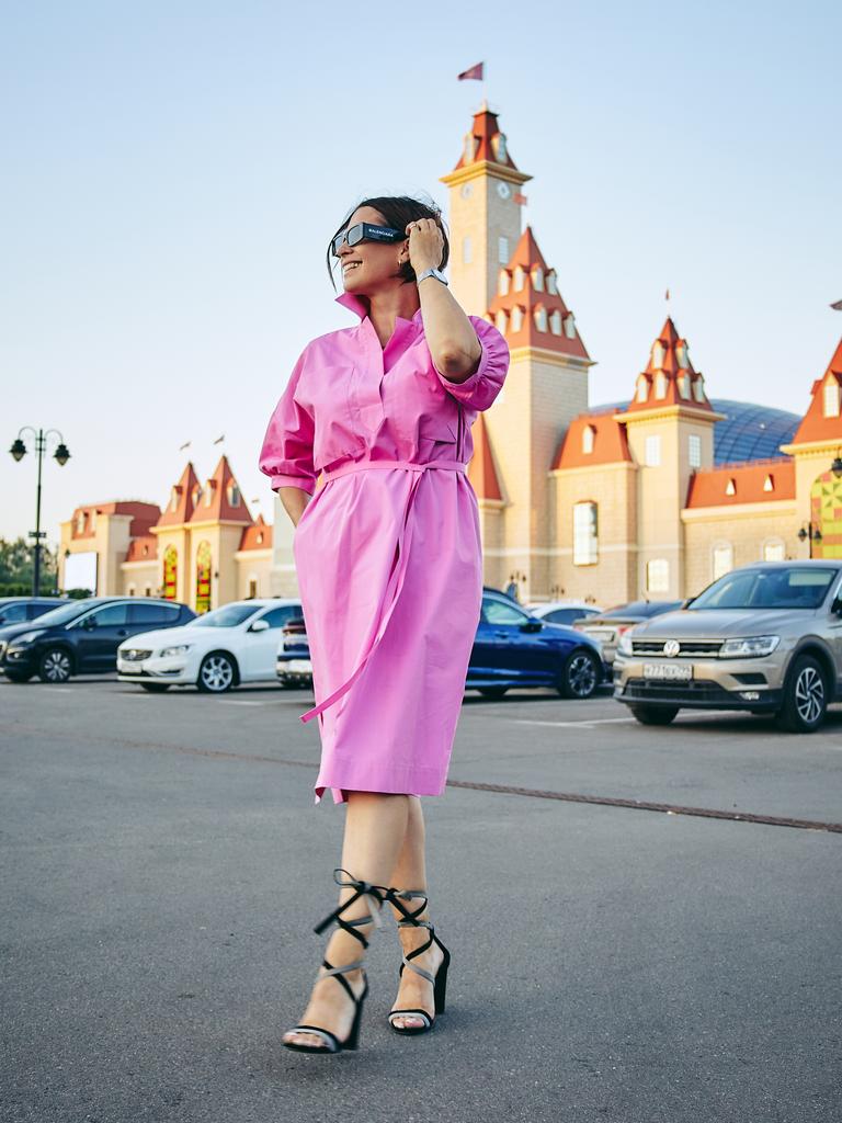 Платье с накладными карманами розовое