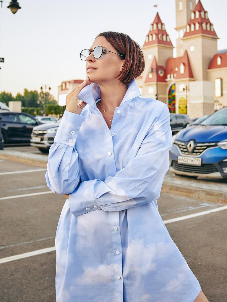 Платье-рубашка с облаками голубая