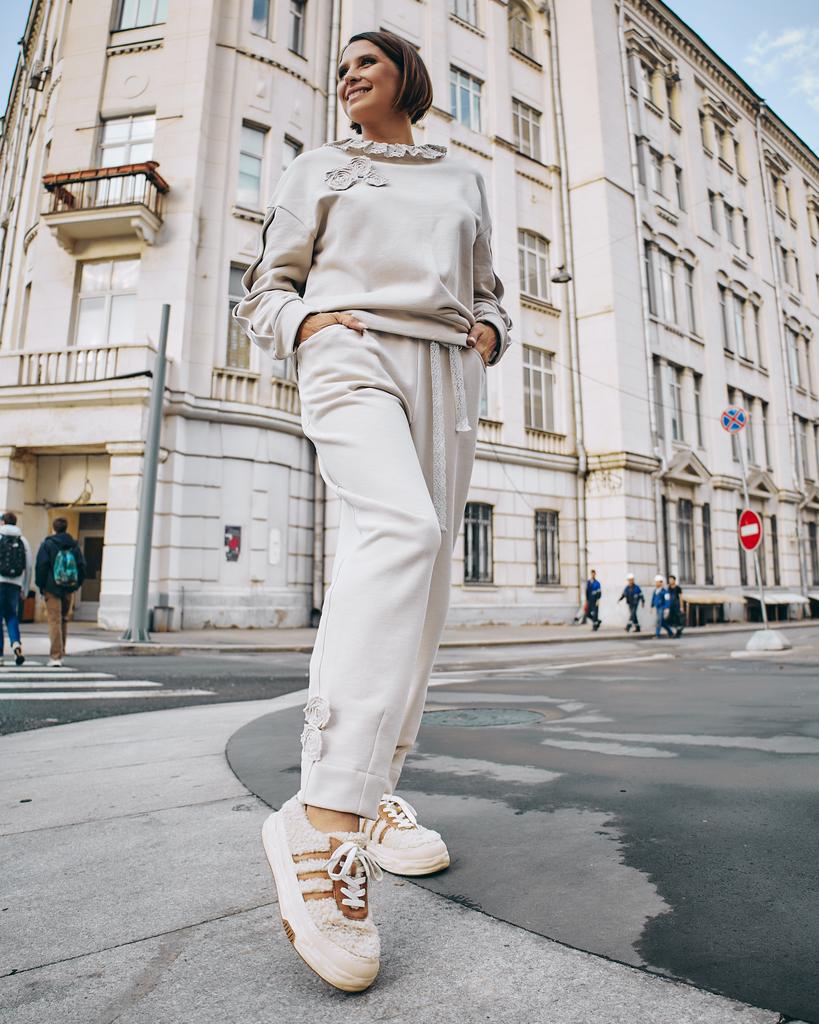 Костюм трикотажный с брошками, бежевый