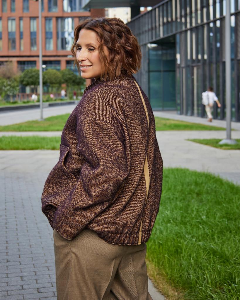 Бомбер с накладными карманами, бордовый