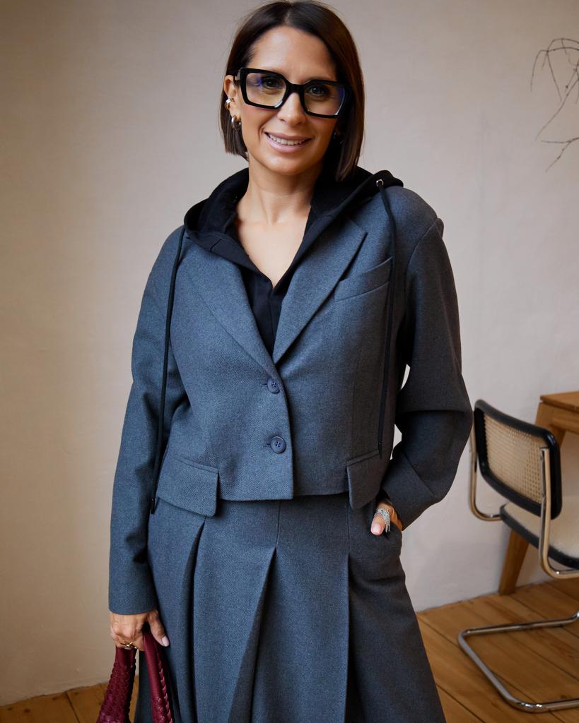 Жакет короткий с трикотажным капюшоном, серый